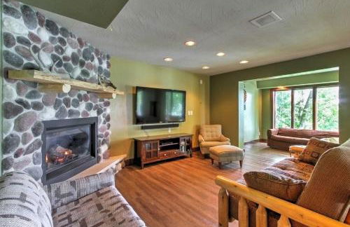 Waupaca Lakefront Home with Pool Table and Dock! - Foto 9