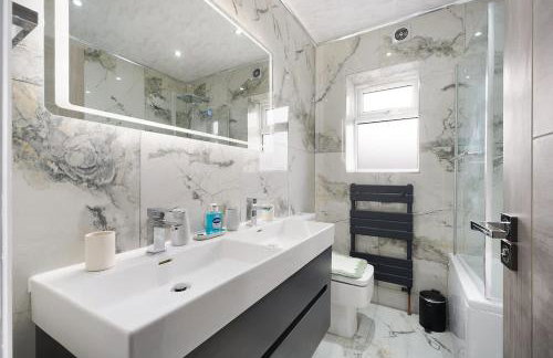 Stylish Home With Free Parking And Easy City Access - Photo 43