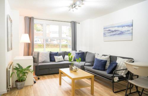 Silver Pines - 2BR - King Bed - 6 Guests - Wi-Fi - Free Parking - Foto 1