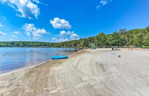 Lakefront Poconos Family Home with Pool Access - Foto 45