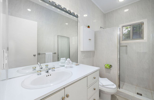 3BR 3BA Pool Downtown Short Walk to Beach - Foto 17