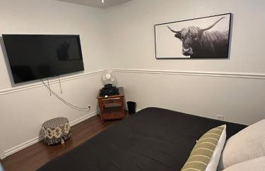 6BR Dream Getaway w Heated Pool & Peaceful Vibe - Photo 43