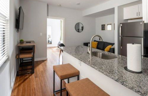 OTR, QUEEN Bed, 50in TV, Workspace, Near Lightrail - Foto 18