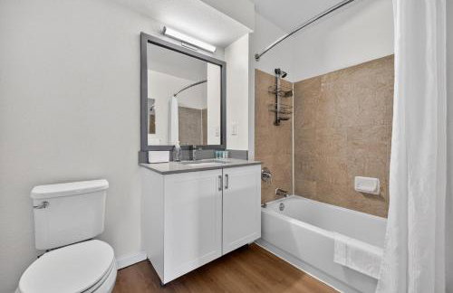 Newport 1 BR w Work Setup by Anyplace - 11747 - Foto 21