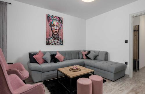 Villa Lemily - Five Bedroom with Swimming Pool - Photo 1