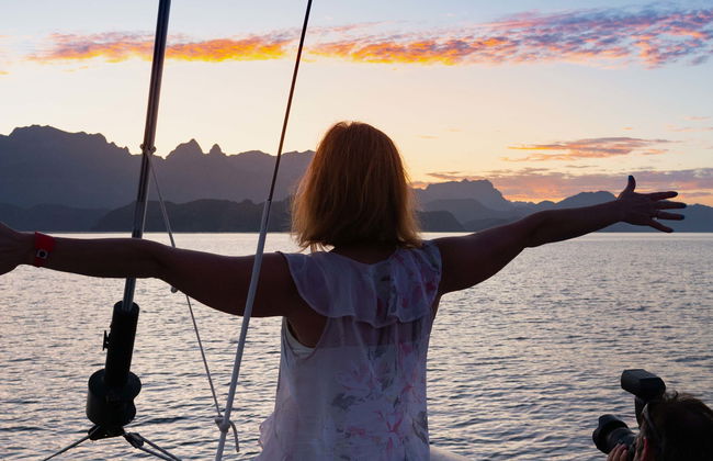Balade en bateau au coucher du soleil - Photo 1