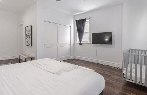 Ann Avenue Modern 3BR Home, Near Downtown with Free Parking - Photo 27