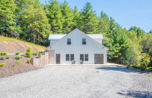 Tucked away in the woods - minutes to the New River - Acreage to explore! - Foto 1