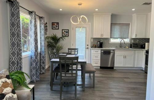 Adorable 2BR-2BA House with EV & Free Parking and Family Friendly in Los Angeles - Photo 13