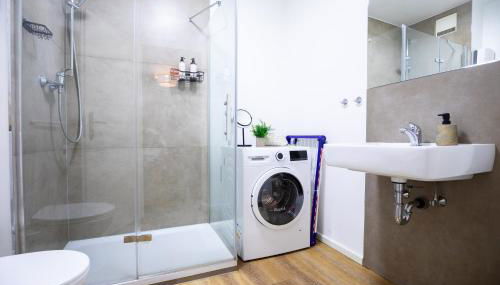 Design-Ferienwohnung in Bad Neuenahr: Platz für 4, Küche, WiFi, Netflix - Foto 3, towels, Shower