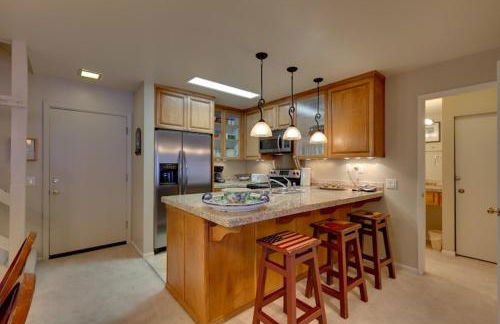 St Anton Street View 2-Bedroom Condo with full kitchen - Foto 23