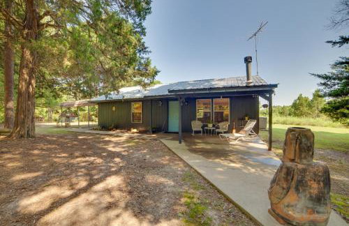 Secluded Getaway on ~10 Acres in The Piney Woods! - Foto 3