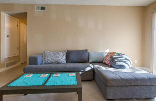 1 Mi to Light Rail Englewood Condo with Pool Access - Foto 4