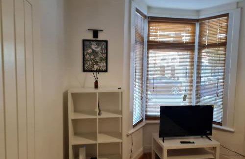 Ground Floor Maisonette Near St James St Overground Station - Foto 3