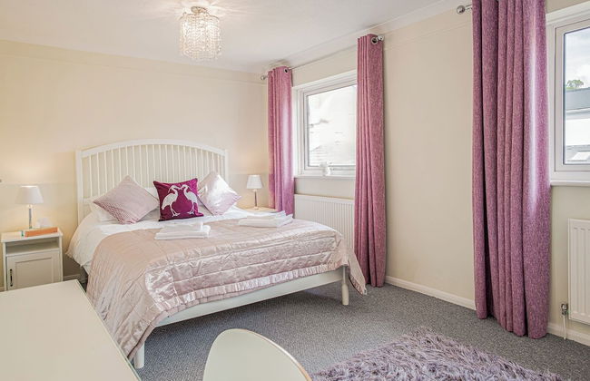 Central 2 Bed House w/ Garden and Free Parking! - Photo 21