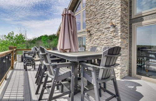 Lavish Retreat with Decks, Steps to Table Rock Lake! - Foto 34