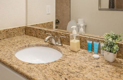 Majestic 2BR home in Houston with BBQ, Gym& Pool - Foto 7