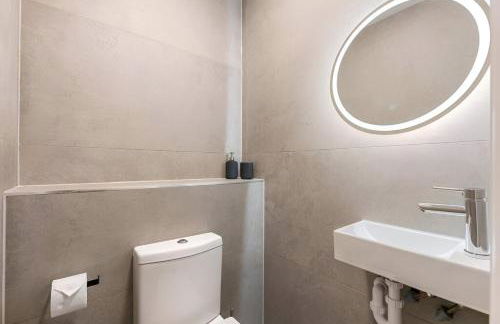 Earthy Elegance Stylish 4BR for Urban Escapes - Foto 29