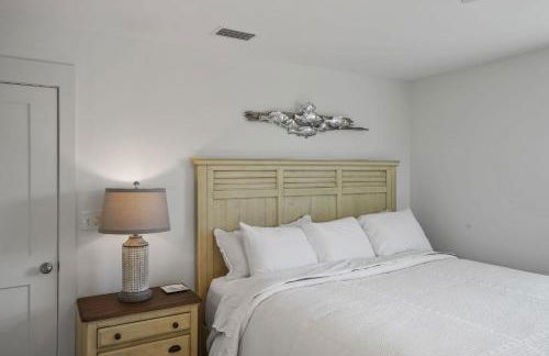 Southern Mermaid Cottage- Pet Friendly Fenced - Photo 18