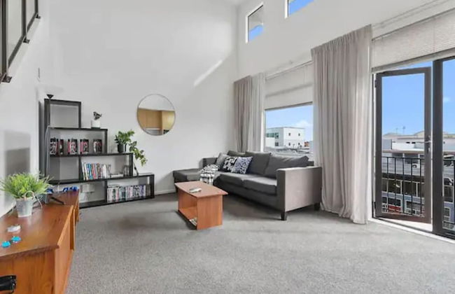 Roomy Loft 2 Bedroom w/ Free Parking Zodiak Stays - Photo 4