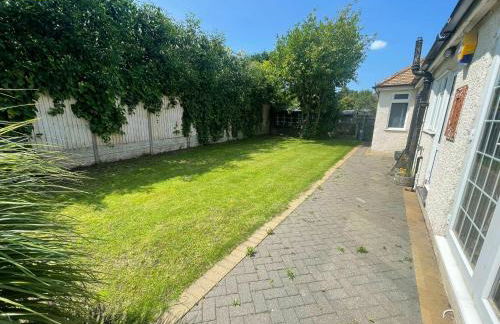 Stunning 4 bed house with huge garden and parking - Foto 43