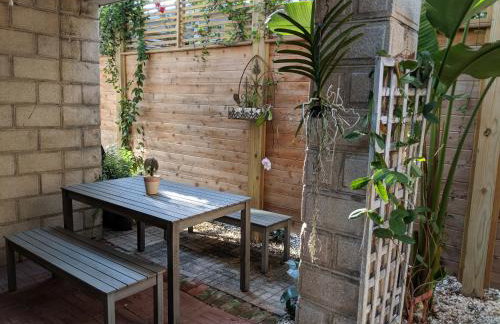 Romantic Secret Garden - Marble Floors & Bath DT Just 2 Blocks Beach Only 3 Miles - Foto 17