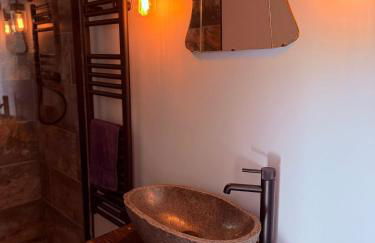 Luxury Spa Cabin with Outdoor Bath, Sauna & Fireplace - Foto 18