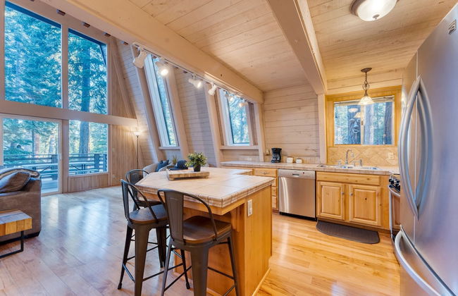 Lundy Bearden Serene Tahoe Retreat With Deck Fireplace and Forest Views - Foto 17