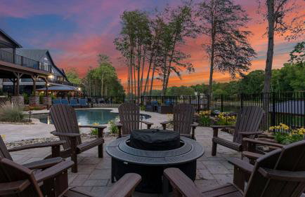 Black Bear Lodge by Avantstay Lakefront, Dock, Pool, Theater Sleeps 20+ - Foto 14