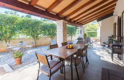 Malerische Villa mit Privatpool, mediterranem Garten, Outdoor-Kueche, Waschmaschine, Trockner - Photo 28