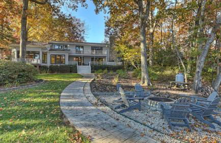 Lakefront Home Private Dock, Tiki Bar, Firepit Shore to Please by Avantstay - Foto 95