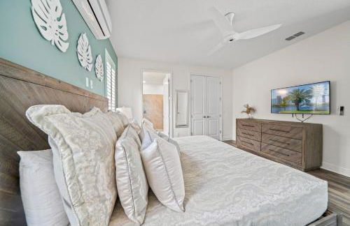 Epic Playhouse Getaway - Castle & Superhero Bunks Theater Private Pool No Rear Neighbors - Foto 39