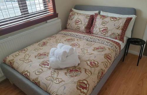 London Luxury 6 Bedroom Family House Sleeps 12 people Parking for 4 Cars Close to tube. - Foto 1