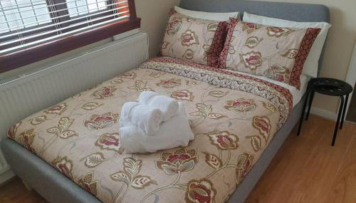 London Luxury 6 Bedroom Family House Sleeps 12 people Parking for 4 Cars Close to tube. - Foto 1