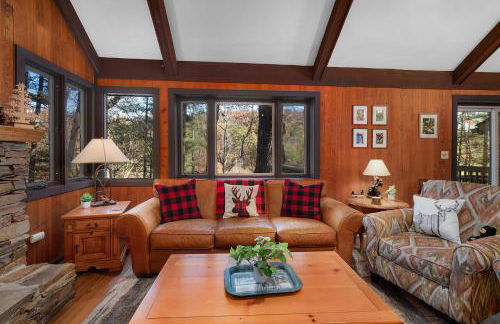 Chicadees Lake Lookout - A wood-burning fireplace, beautiful lake views, king and queen bedrooms, deck dining, and easy access t - Foto 9