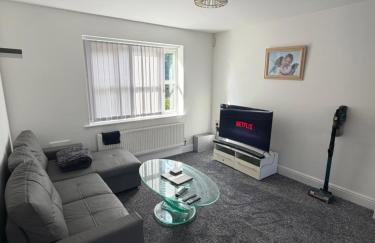 Two Bed flat, very close to airport, Ground Floor with parking - Photo 1