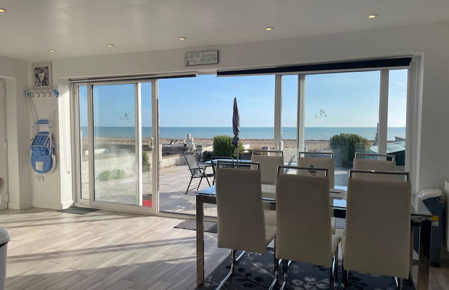 Contemporary Beachfront Bungalow With Direct Access to the Sea - Foto 16