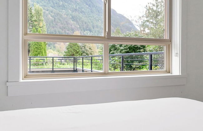 Chic Haven Stylish 3 Bedroom - Photo 2