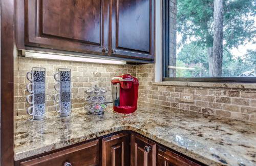 DFW Large Vacation Retreat with Private Pool and Hot Tub - Foto 46