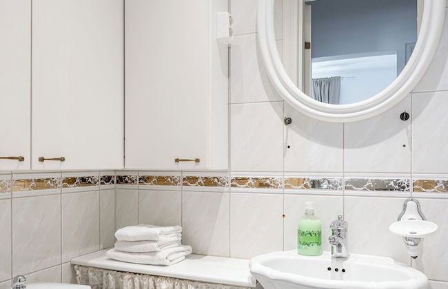 Historical 2BR Apartment with Sauna & Great Location - Foto 25