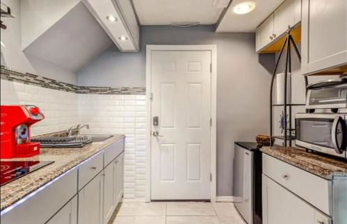 Private Studio Suite with Separate Entrance & Backyard, Quiet Brooklyn Stay - Photo 7