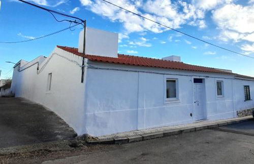 StoryHouse33 - Casa com histórias, pátio e jacuzzi - Foto 3