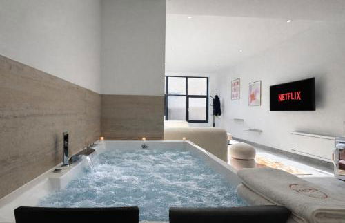 Le Sweet - By BEST KEYS - Suite Design avec Spa Privatif Balnéo - Centre-Ville - Lit Queen Size - Smart TV Netflix - Ambiance Romantique - WiFi Fibre - Check-in Autonome - Foto 1