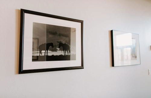 Stylish Main St Loft with Balconies and Garage - Foto 33