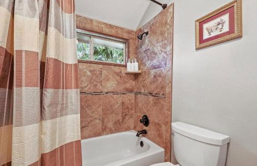 Lewisville Luxe Pool Getaway - Patio BBQ TV Room - Foto 34