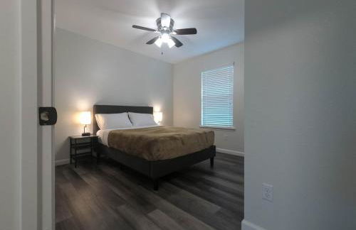 Spacious home with WiFi/AC - Photo 8