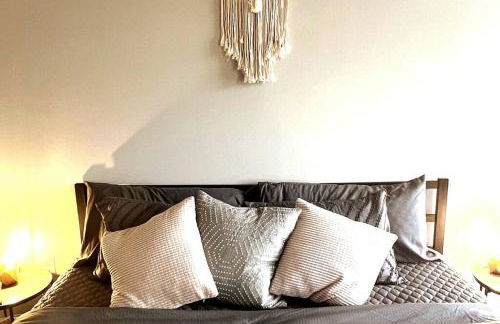 Studio Townhouse in Uptown King Bed-Wi-Fi-Full Kitchen- Washer & Dryer - Foto 5