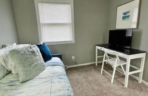 Rustic Chic in Charming Center Grove w Fenced Yard - Foto 27