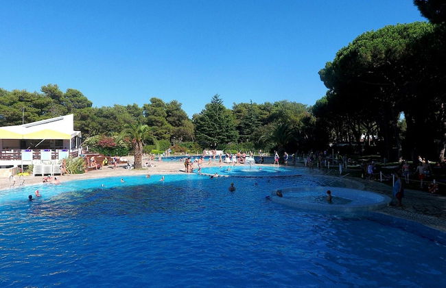 Pine-shaded Getaway w/ Pool - Foto 11