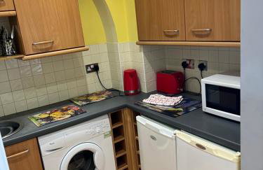 1 bedroom budget homely apartment, with free private parking and long term deals available - Foto 15